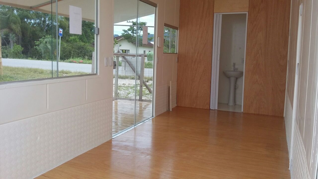 Detalhe da fachada com flores na varanda
