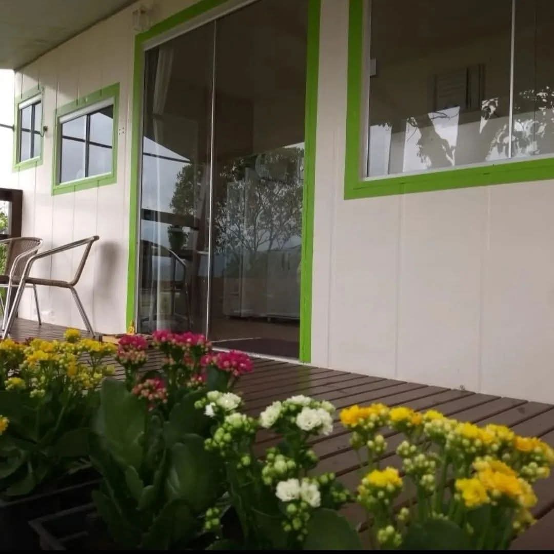 Interior amplo com piso e divisórias internas