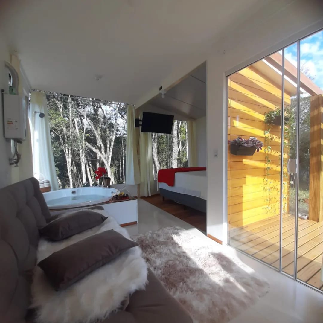 Interior premium com banheira e vista para o bosque