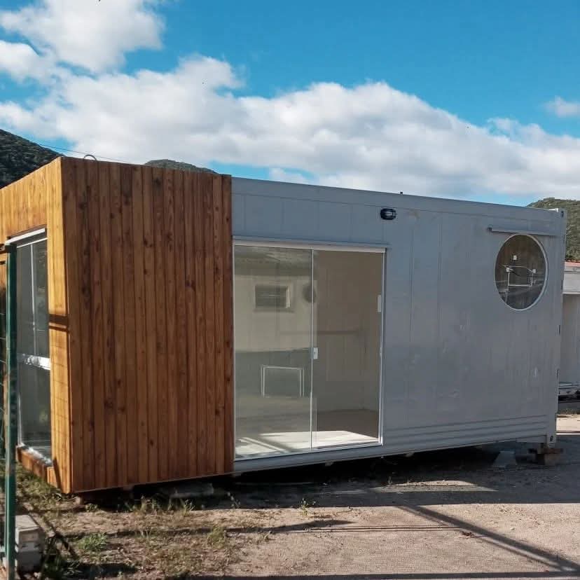 Mini casa modelo comercial com fachada cinza