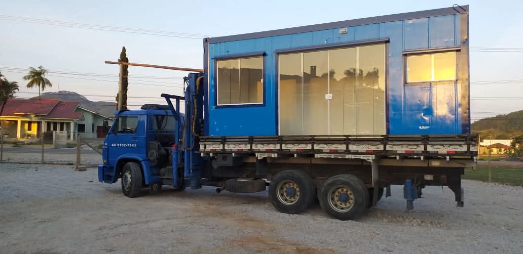 Mini casa azul sobre caminhão pronto para entrega